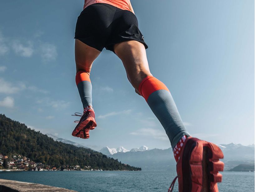 Compressport Unisex R2V2 Calf Sleeves Coral -  SU00002B_401