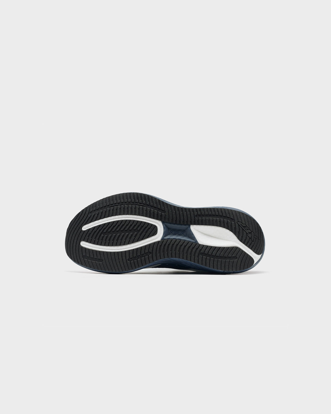 Xtep Men's 2000km Plus - Classic White/Ink Blue