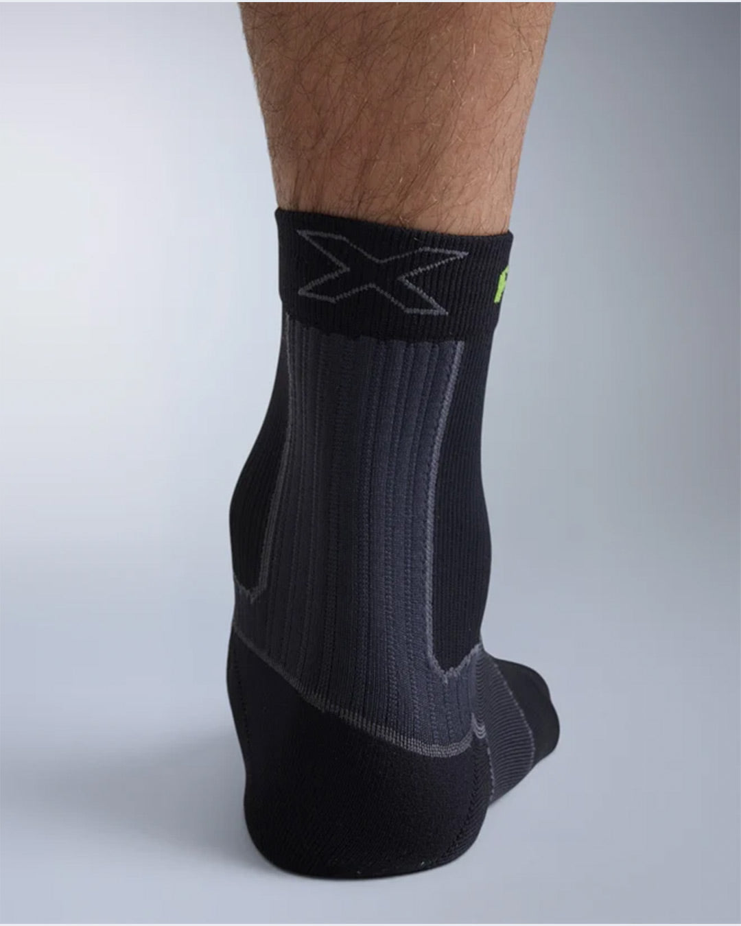 2XU Unisex's Pain Relief Achilles Crew Socks - Grey/Black