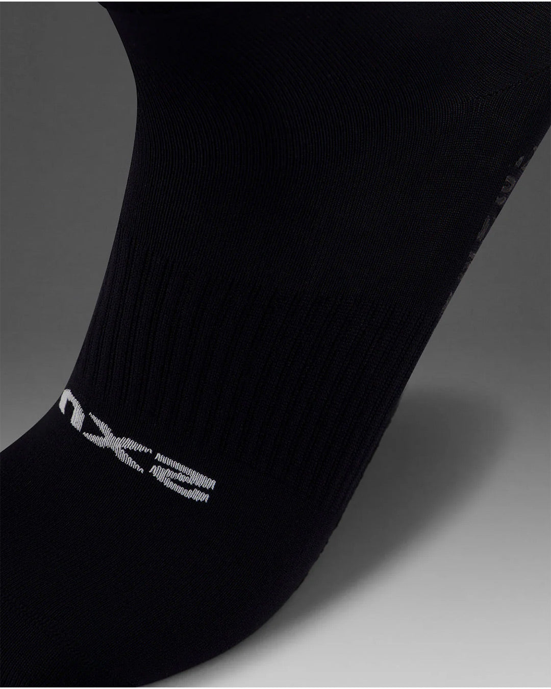 2XU Unisex's Performance Crew Grip Sock - Black/White