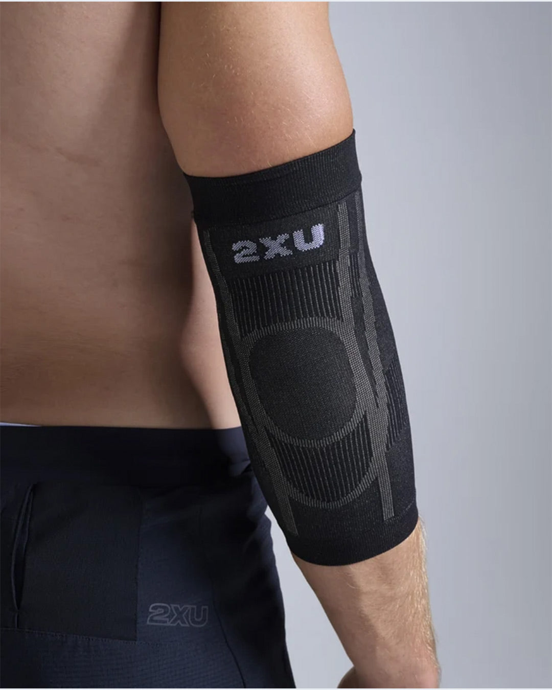 2XU Unisex's Pain Relief Elbow Support Sleeves - Grey/Black