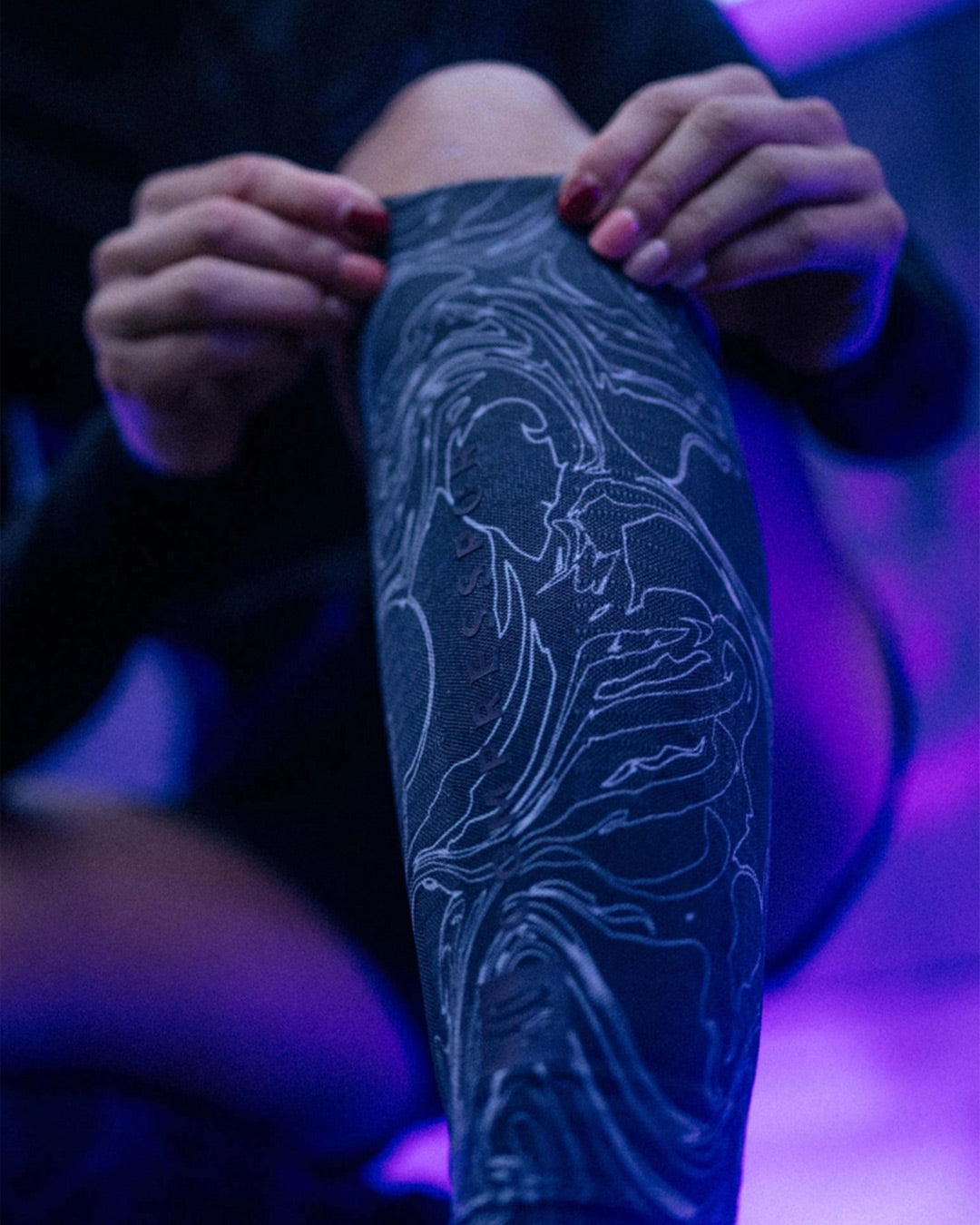 Compressport Unisex's R2 3.0 Calf Sleeves - Black/Aurora