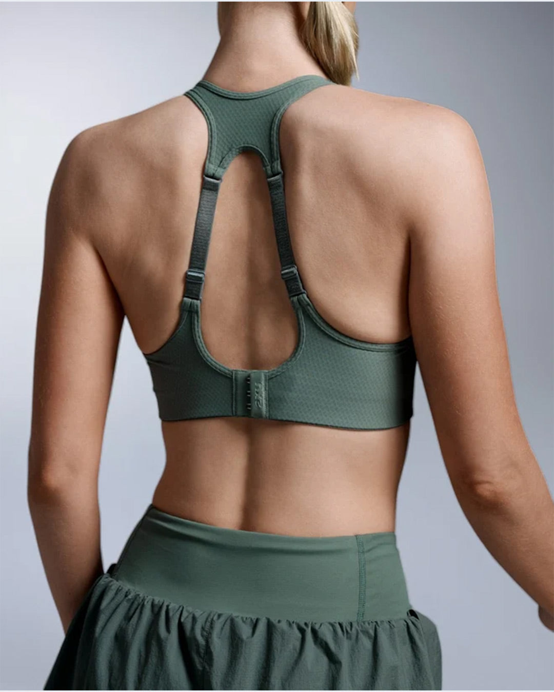 2XU Women's Aero Mesh Medium Impact Bra - Olive Leaf/Olive Leaf Reflect