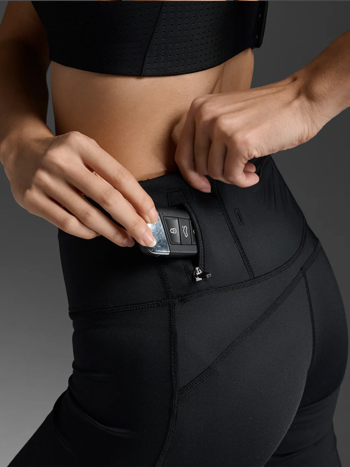 2XU Women's Light Speed Midrise Compression Shorts - Black/Gold