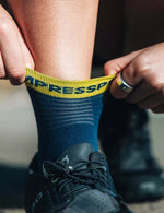 Compressport Unisex's Pro Racing Socks v4.0 Run Low - Blues/Green Sheen