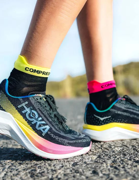 Compressport Unisex's Pro Racing Socks v4.0 Ultralight Run Low - Black/Safe Yellow/Neo Pink