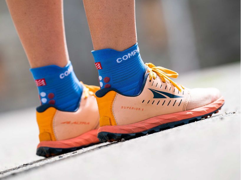 Compressport Unisex's Pro Racing Socks v4.0 Run Low - Pacific Blue/Deco Rose