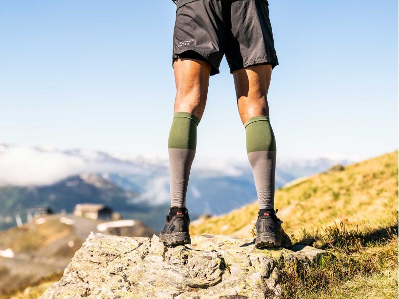 Compressport Unisex's 2V2 Calf Sleeve Rf Green/Steel Grey - SU00002B_626